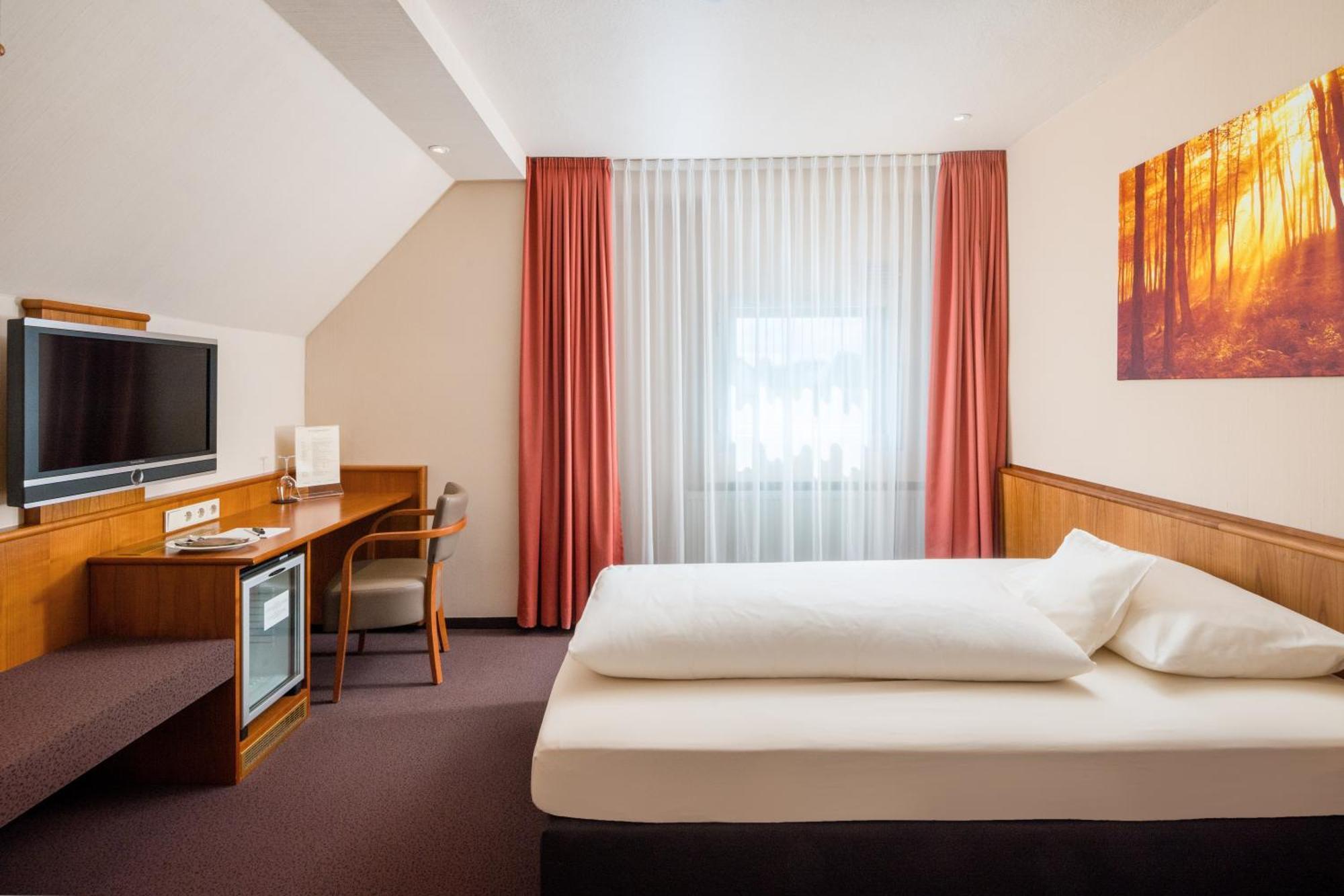 Hotel Straubs Schoene Aussicht Клінгенберг-ам-Майн Екстер'єр фото