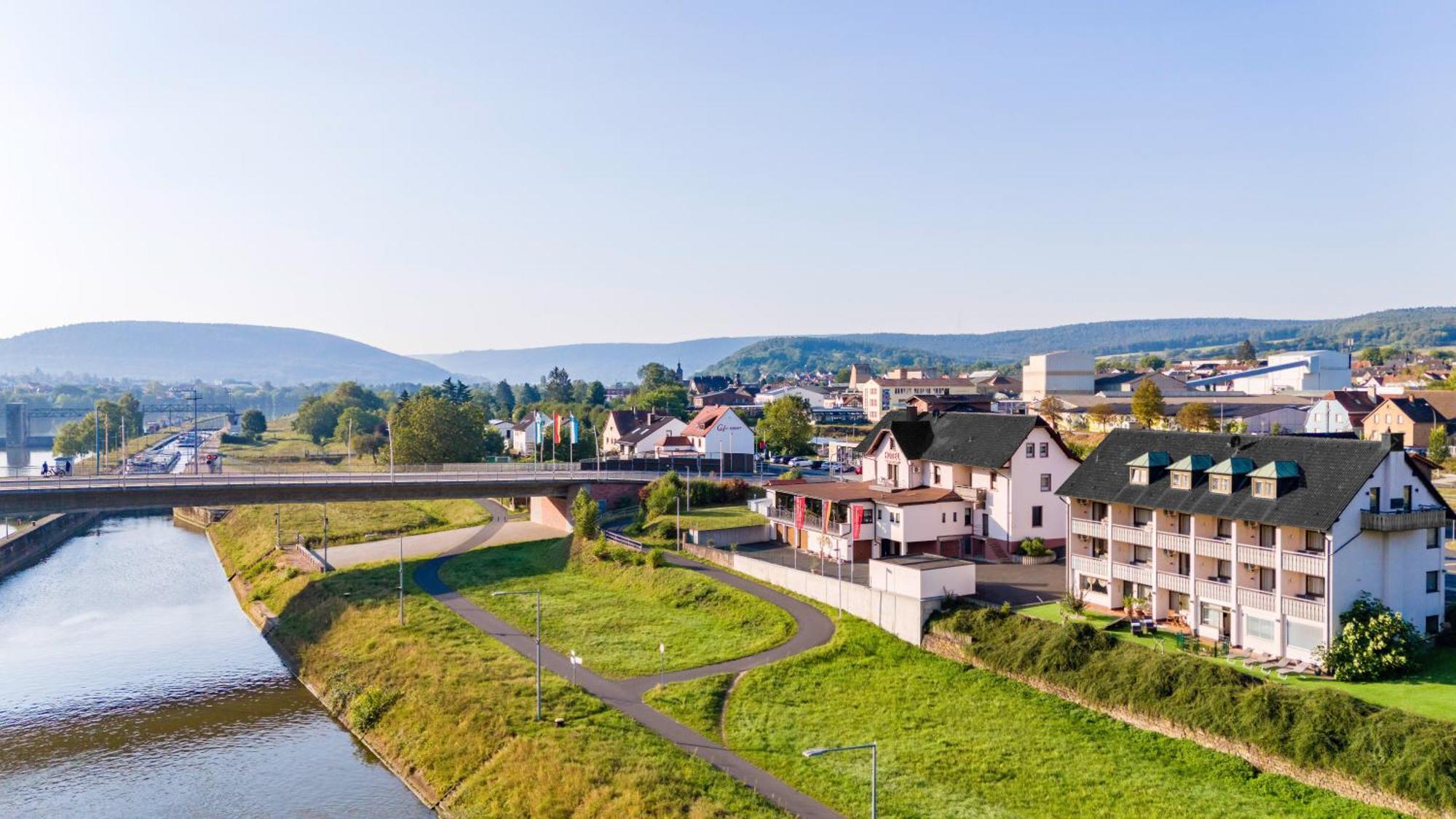 Hotel Straubs Schoene Aussicht Клінгенберг-ам-Майн Екстер'єр фото